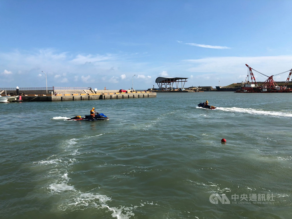 桃園市消防局指出,目前國內以防範武漢肺炎疫情為優先工作,但對於消防救災本職的專業訓練及面對汛期將至,消防人員仍秉持「防疫不鬆懈、訓練救災不打烊」的心態,持續辦理特搜大隊及各搜救分隊訓練,也呼籲民眾在防疫同時,更要留意夏日戲水安全。(桃園市消防局提供)中央社記者吳睿騏桃園傳真 109年7月7日