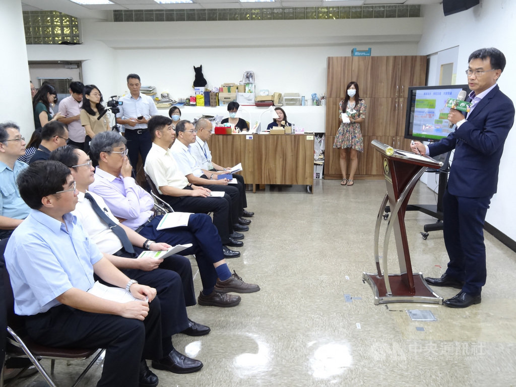 有環保團體憂心在魚塭上架設光電板恐會「滅漁」,農委會主委陳吉仲(右)7日在記者會中強調,覆蓋率4成不會影響產量,不會「滅漁」。中央社記者楊淑閔攝 109年7月7日