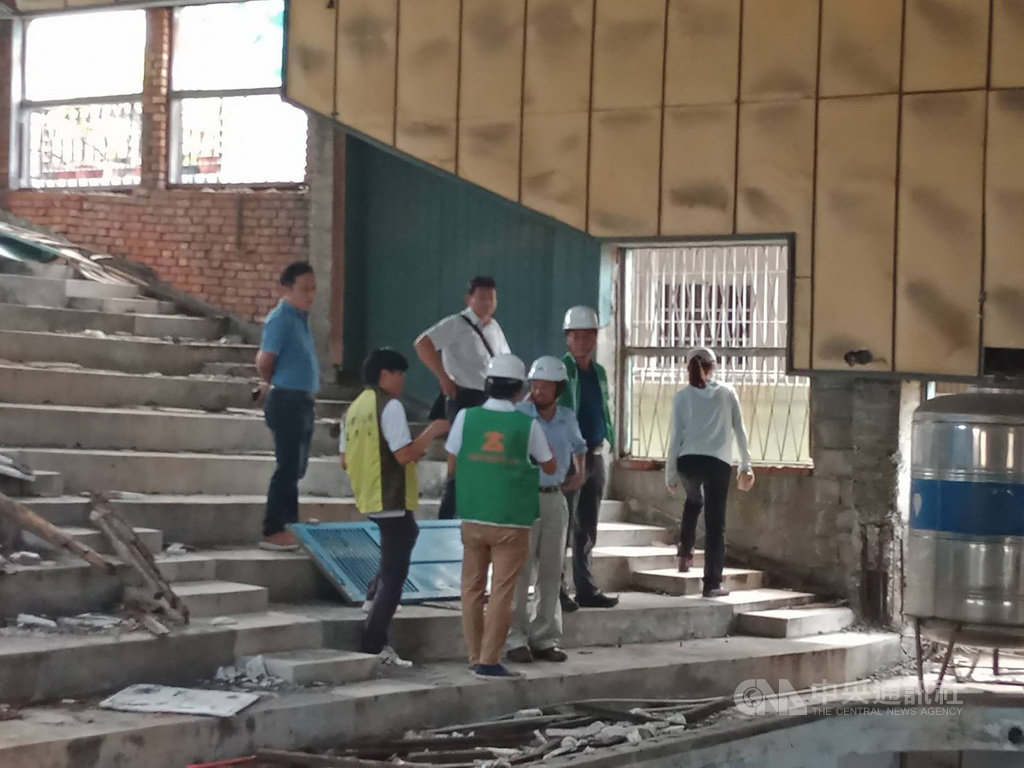 高雄已停業的中都戲院與建物1樓的中都市場為共構建築,目前仍有攤商營業,近來發生外牆及天花坍塌意外,經建管處會同建築師公會勘查,確定建築物受損並限期1個月內改善,否則將開罰。(高雄市政府提供)中央社記者王淑芬傳真 109年7月7日