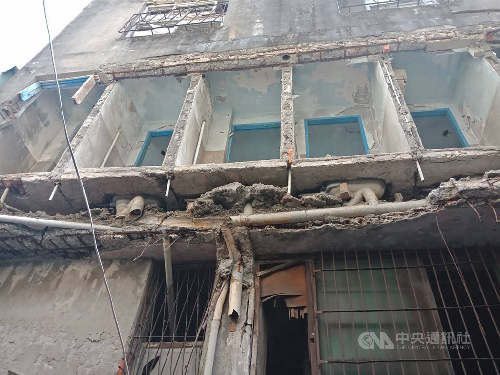 高雄市政府建管處7日指出,三民區的中都戲院是民國55年落成的建築物,1樓是中都市場,目前還有12個攤商繼續營業;2樓戲院於民國75年停業,但日前發生外牆剝落及天花板坍塌意外,讓進出民眾有安全疑慮。(高雄市政府提供)中央社記者王淑芬傳真 109年7月7日