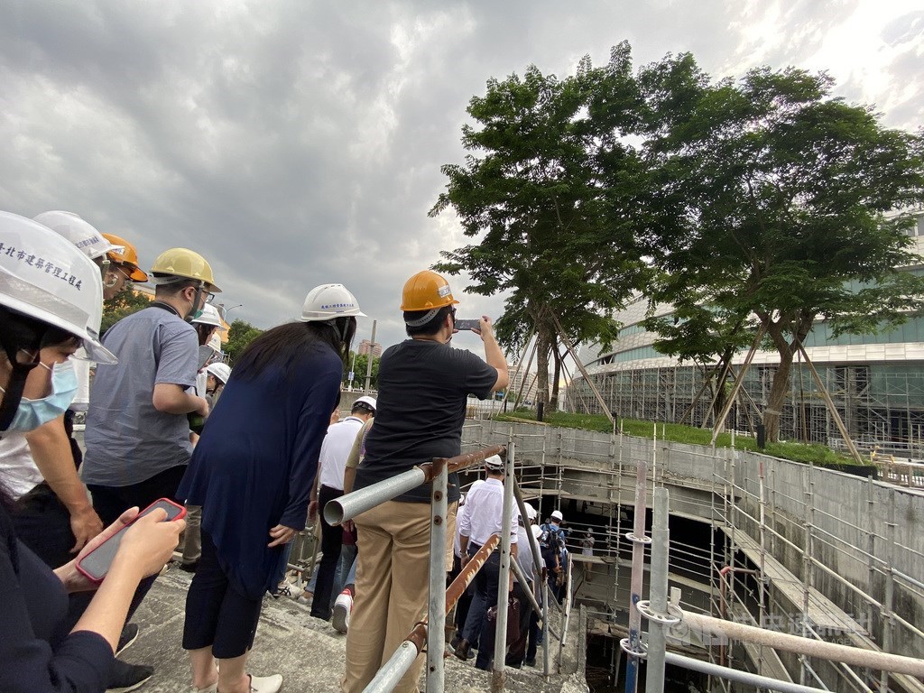 台北市建管處於6月22日簽准建照,讓停工逾5年的大巨蛋案曙光重現,復工在即,但各界相關公安爭議仍不休。台北市議會工務委員會10多名議員7日親赴大巨蛋工地考察,包括相關單位人員和大批媒體都隨行。中央社記者黃麗芸攝 109年7月7日