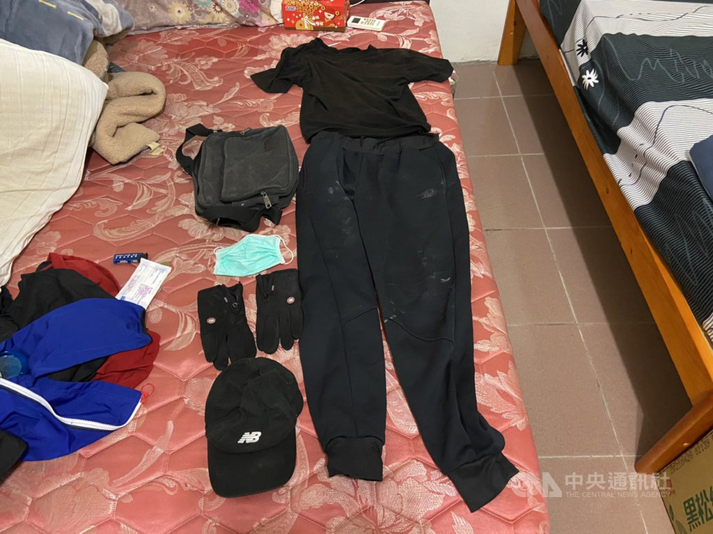 金門縣金寧鄉湖下地區發生多起機車置物箱財物失竊案,警方逮獲黃姓竊賊,並起出做案時所穿著的衣物及剩餘贓款。(金城分局提供)中央社記者黃慧敏傳真 109年7月7日