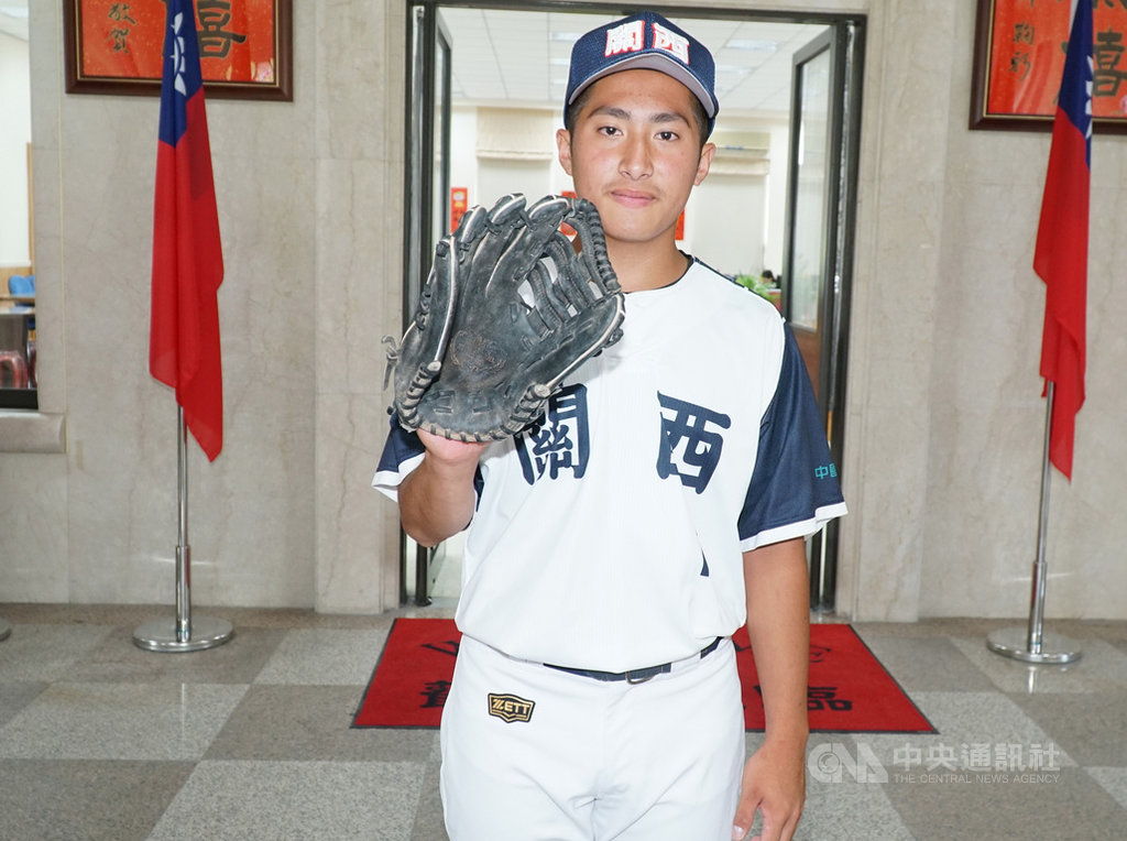 新竹縣關西國中棒球隊員趙佳誠,獲選為第20屆U15世界盃青少棒中華隊國手,預計下半年接受集訓後,將赴墨西哥參賽,為國爭光。中央社記者郭宣彣攝 109年7月7日