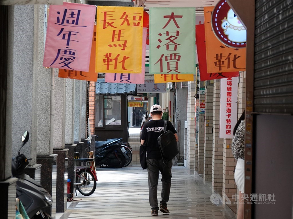 行政院主計總處7日公布6月消費者物價指數(CPI),已經連續5個月負成長,年減0.76%,扣除蔬果、能源後的核心CPI年增率為0.13%。中央社記者鄭傑文攝 109年7月7日