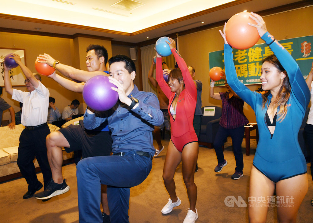 民進黨立委何志偉(前右2)7日在立法院舉行「告別老弱肌、不老健身房加碼動起來」記者會,和健身教練一起示範擊球運動舞蹈,推廣銀髮族運動。中央社記者施宗暉攝 109年7月7日