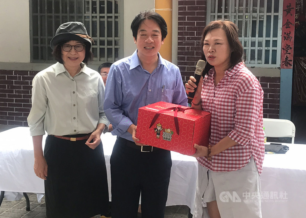 副總統賴清德(中)7日到雲林縣北港鎮與農民座談,席間有農民贈送自家種植的香瓜給賴副總統,為政府加油打氣。中央社記者姜宜菁攝 109年7月7日
