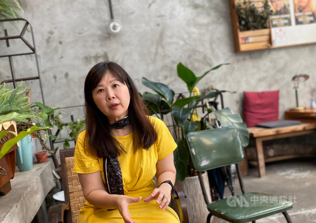 作家石芳瑜推出首部散文集「中間的人」,吐露自己的人生觀。她認為,人生應該要能保持彈性,不要將自己逼到極限。中央社記者陳秉弘攝 109年7月7日