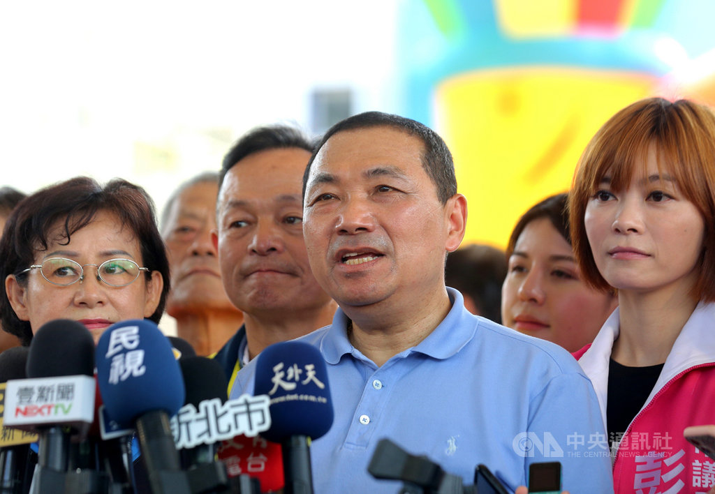 新北市長侯友宜(前中)7日視察光榮國小老舊校舍整建工程及光榮國中校長宿舍改建工程,針對各界關切學校裝冷氣恐增清寒學子家長電費負擔,他表示,市府會提出完整配套措施,讓孩子們無憂無慮在學校吹到冷氣。中央社記者王鴻國攝 109年7月7日