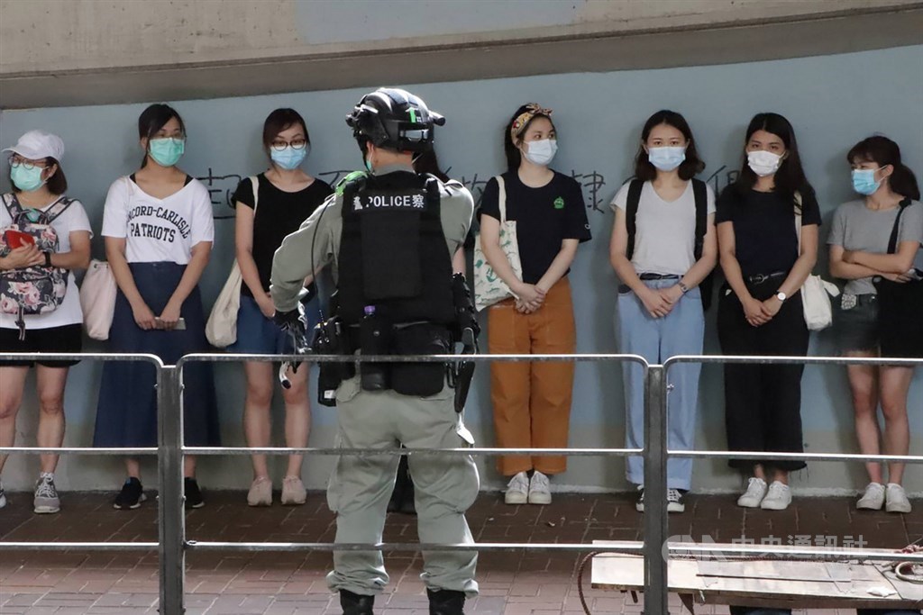 負責人權事務的聯合國特別報告專員在公開信中警告,中國推動實施港區國安法,對香港的自由構成重大風險,也破壞了國際法律義務。圖為港區國安法生效後,港警1日在灣仔逮捕20多名抗議民眾。(中央社檔案照片)