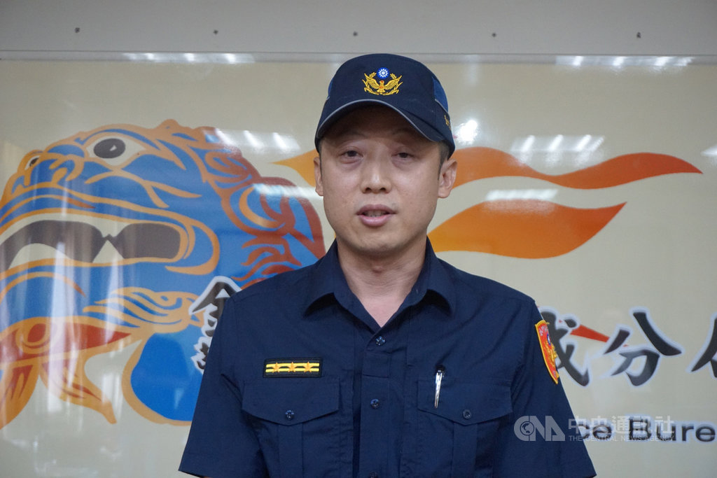 金門縣警察局金城分局副分局長許績俊7日表示,金寧鄉湖下村發生多起機車置物箱財物失竊案,分局獲報後迅速偵破,逮獲竊賊,順利找回被害人失竊財物。中央社記者黃慧敏攝 109年7月7日