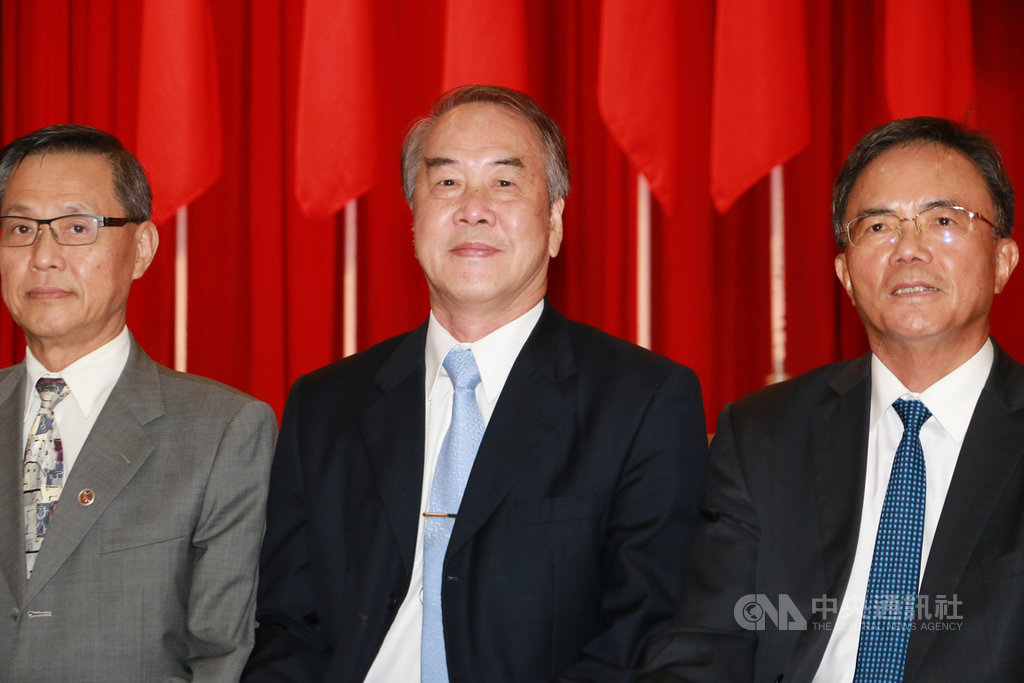 經濟部政風處長楊石金(中)政風資歷長達41年,將於7月中旬正式退休。法務部廉政署7日舉行榮退人員頒獎典禮,楊石金出席領獎。中央社記者蕭博文攝 109年7月7日