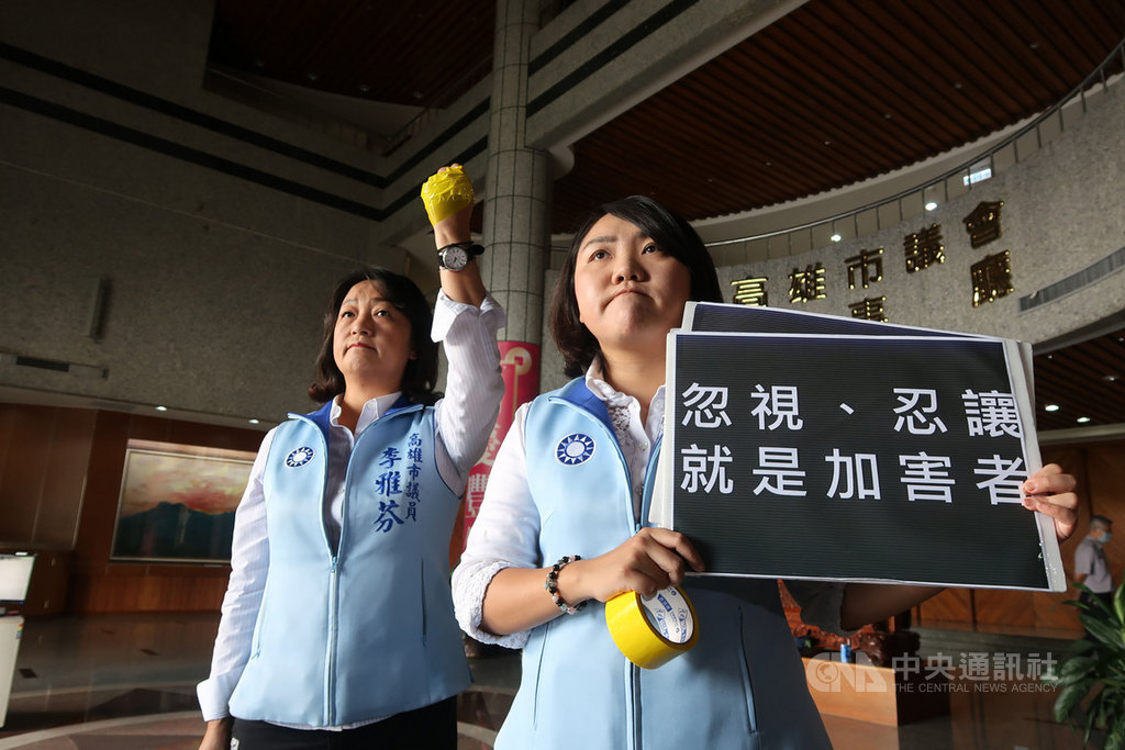 國民黨高雄市議員邱于軒(右)7日指出,林園區一幼兒園疑似不當管教兒童,將兒童的手捆綁成像「哆啦A夢」的圓球狀手部,還罰孩子站著吃飯等,促市府究責。中央社記者王淑芬攝 109年7月7日