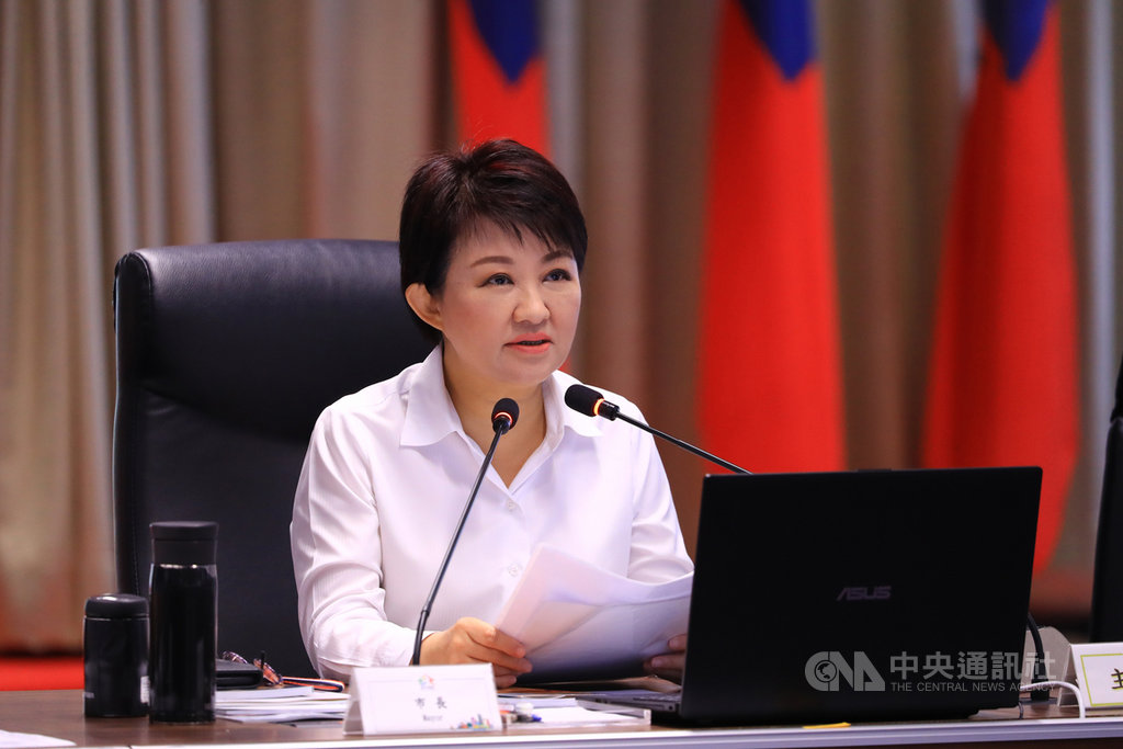 台中市長盧秀燕7日出席市政會議時表示,近期國人返台或商務客來台人數增加,台中居家檢疫人數也隨之增加,已請各局處務必持續上緊螺絲,做好防疫工作。(台中市政府提供)中央社記者蘇木春傳真 109年7月7日