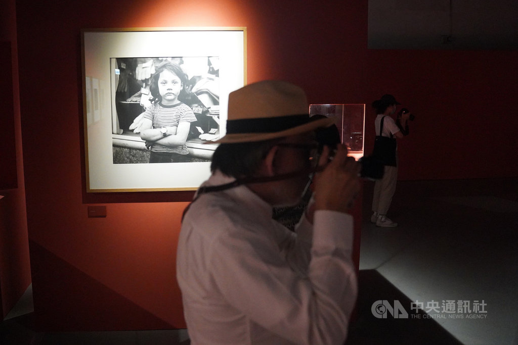 「V.M.薇薇安.邁爾攝影展」7日在台北舉行開展記者會,會場展示攝影師薇薇安.邁爾約百幅作品,吸引不少攝影愛好者到場朝聖。中央社記者徐肇昌攝 109年7月7日