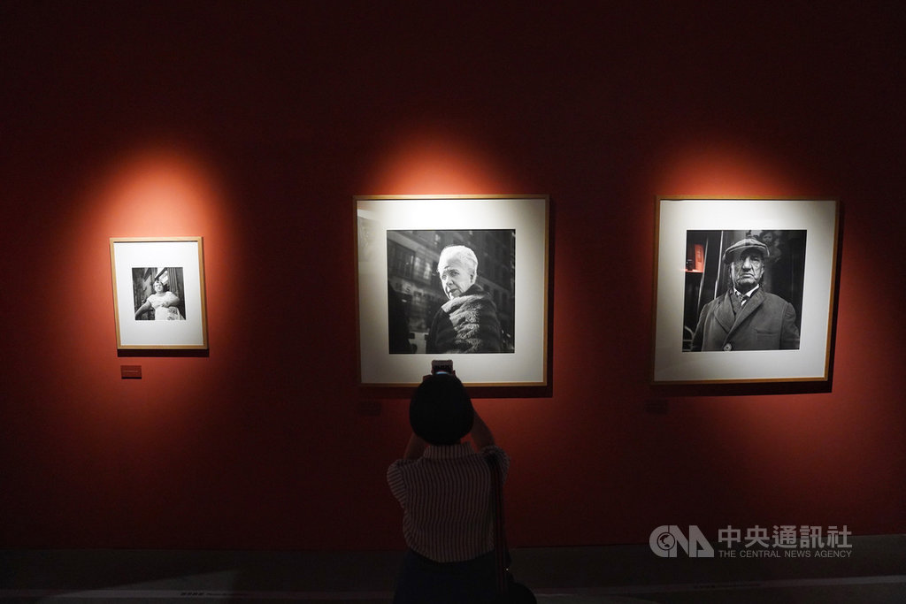 「V.M.薇薇安.邁爾攝影展」7日在台北松山文創園區舉行開展記者會,展示攝影師薇薇安.邁爾(Vivian Maier)約百幅作品,其中包含不少半身肖像作品,吸引觀眾駐足欣賞。中央社記者徐肇昌攝 109年7月7日