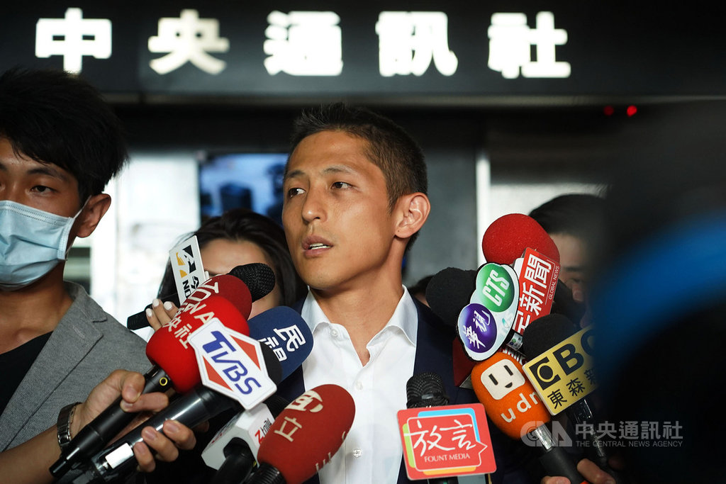 漢光預演發生海軍陸戰隊翻舟意外,新境界文教基金會副執行長吳怡農(右)在臉書撰文質疑漢光演習是「表演」,引發爭議。吳怡農7日下午接受媒體聯訪,親自對外界說明。中央社記者孫仲達攝 109年7月7日