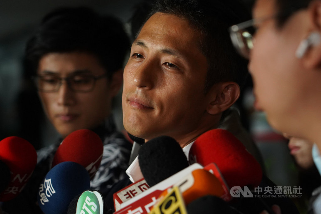 吳怡農7日(中)針對在臉書質疑海軍陸戰隊翻舟意外說明,他說大家出發點都是一樣的,都希望國軍更好、珍惜全體軍人付出、希望國軍有更充足資源完成任務。中央社記者孫仲達攝 109年7月7日