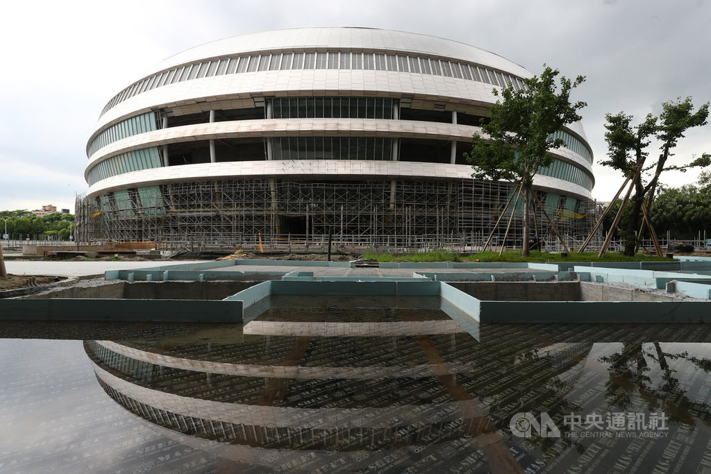 北市政府6月下旬簽准大巨蛋案建照,市長柯文哲7日說,要求大巨蛋營運前3年維持容留人數59833,因營運後不知會發生什麼問題,會再滾動式修正。圖為大巨蛋外觀。中央社記者王騰毅攝 109年7月7日
