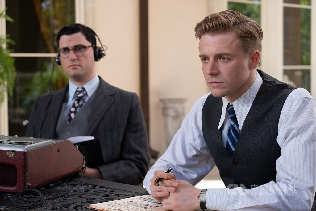 蘇格蘭演員傑克勞登(Jack Lowden)(右)在電影「疤面教父」化身聯邦調查局探員,負責監視卡彭出獄後,是否真的金盆洗手。(采昌國際多媒體提供)中央社記者葉冠吟傳真 109年7月7日