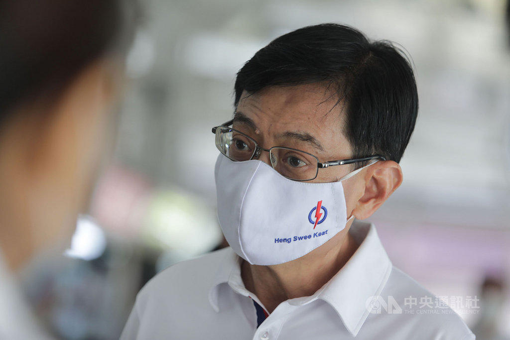 新加坡國會大選,社群平台成為對決主戰場,副總理兼財政部長王瑞杰的Instagram有5萬名粉絲,圖為王瑞杰5日走訪東海岸集選區爭取選民支持。中央社記者黃自強新加坡攝 109年7月7日