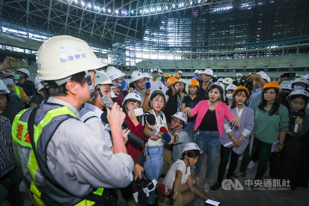 台北市議會工務委員會7日到大巨蛋工地現場考察,國民黨籍市議員王欣儀(前右4)等人向遠雄營造人員提問,了解大巨蛋工程現況。中央社記者王騰毅攝 109年7月7日