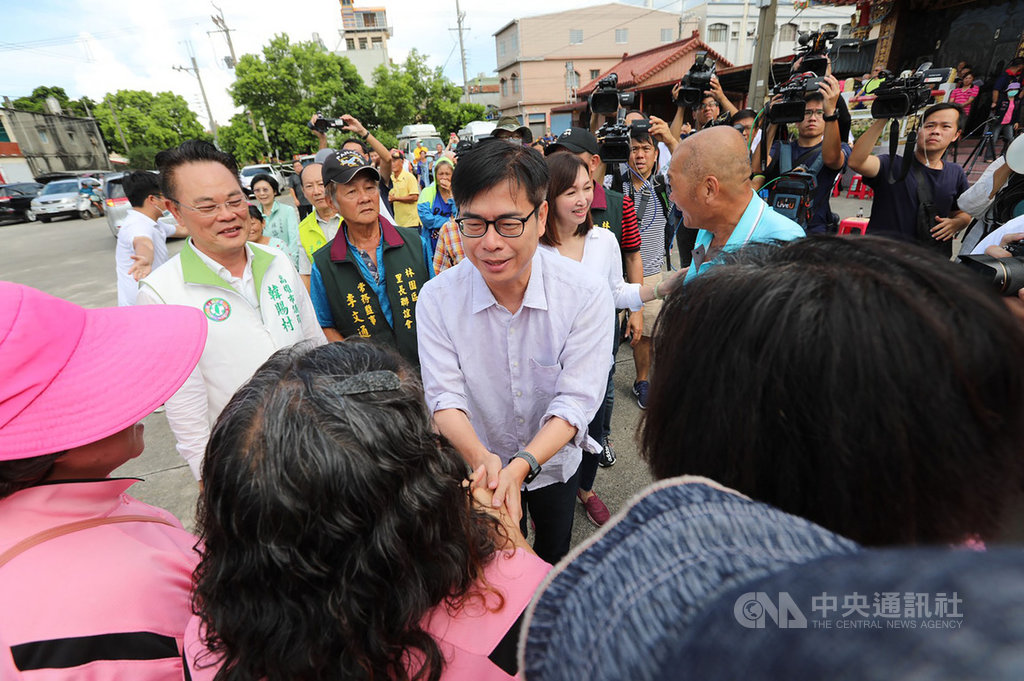 民進黨高雄市長補選參選人陳其邁(中)7日到林園區西溪賜安宮參香受訪,針對6日承諾要國中小班班有冷氣一事表示,他的政見比較不同的是因為迫切要加速推動,要用更靈活的財政手段。(陳其邁競選辦公室提供)中央社記者王淑芬傳真 109年7月7日