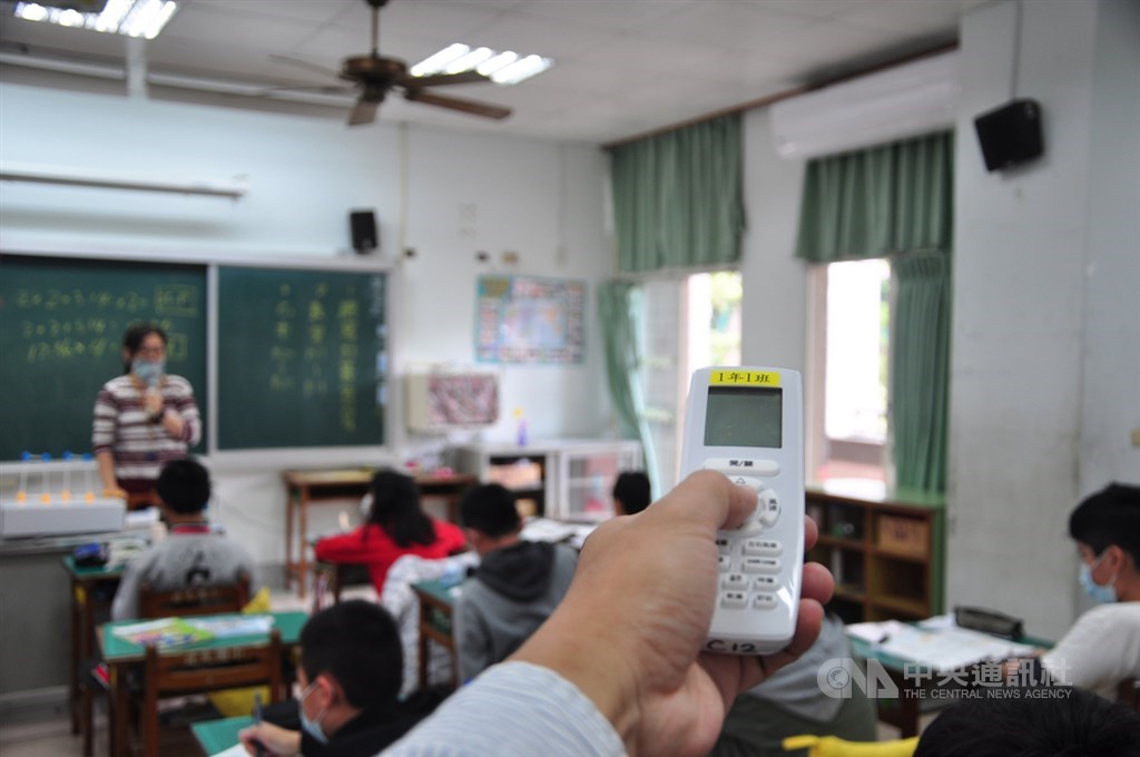 行政院長蘇貞昌7日表示,將用兩年時間,先改進中小學的電力系統、提升安全性,再全面加裝冷氣。(中央社檔案照片)