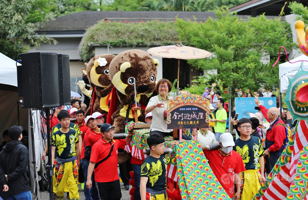 金門縣金城鎮公所因歐亞水獺與台北市立動物園結緣,共同推廣許多保育工作,雙方更曾跨界合作,共同舉辦「2019浯島城隍文化觀光季迎城隍活動」。今年金城鎮公所再獲邀參與動物園舉辦的暑期夜間活動,將結合傳統藝陣表演,提供民眾體驗金門文化。(金城鎮公所提供)中央社記者黃慧敏傳真 109年7月7日