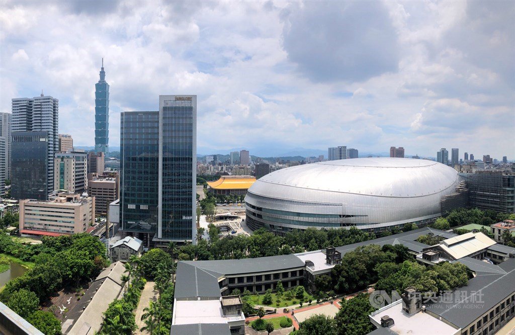 台北市議會工務委員會多名議員7日到大巨蛋考察,了解遠雄復工相關進度及作法,並釐清是否有偷跑違法施工,圖為施工中的台北大巨蛋與台北101大樓。中央社記者王騰毅攝 109年7月7日