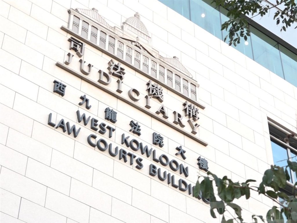 23歲香港青年唐英傑1日涉嫌騎乘插上「光復香港 時代革命」旗幟的機車,在灣仔衝撞警員,遭檢方以違反「港區國安法」起訴,指定法官6日在庭上拒絕唐英傑的保釋。(圖取自香港電台網頁news.rthk.hk)