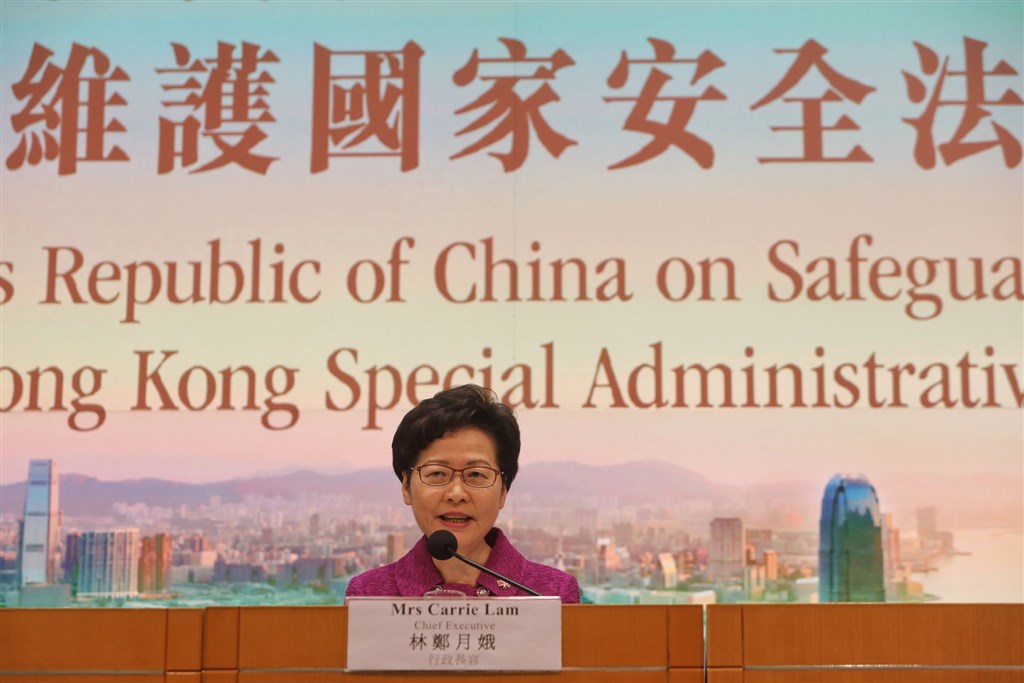 香港特首林鄭月娥7日在記者會上被問到,在「港區國安法」下,是否能確保新聞自由時回應,若記者能保證100%不觸犯國安法,那她也能做出相關保證。圖為林鄭月娥1日就香港國安法執行細節舉行記者會。(中新社提供)