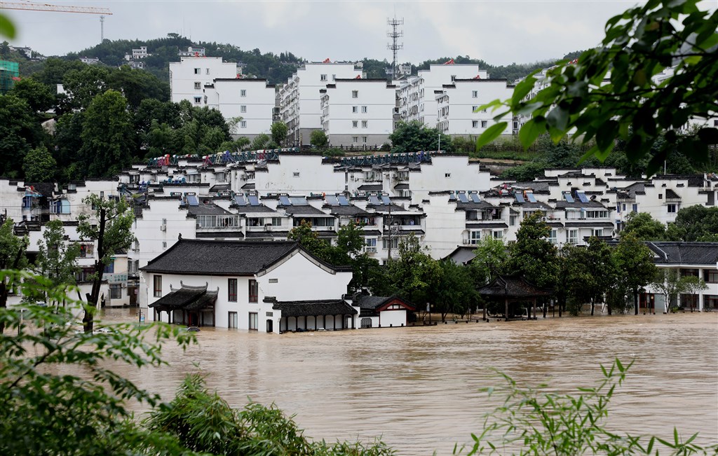 中國安徽歙縣7日遭遇50年一遇的洪澇災害,縣城多處洪水上路、嚴重積水。(中新社提供)