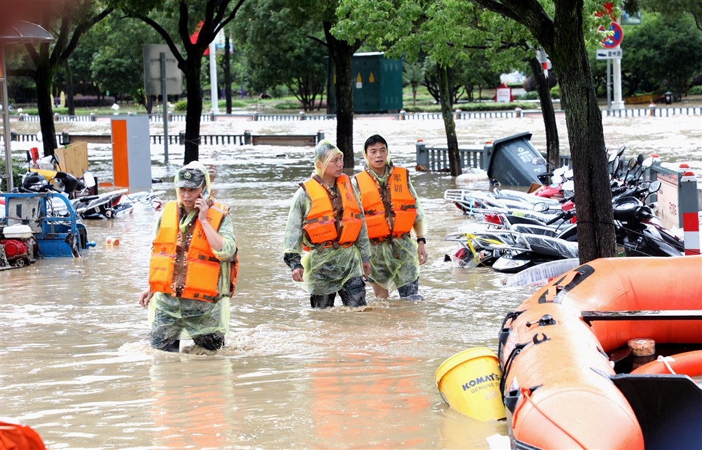 中國南方地區暴雨持續,7日安徽黃山歙縣暴雨引發嚴重城市洪澇,圖為官兵出動救援。(中新社提供)