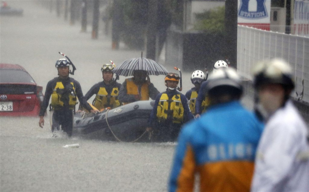 日本西南部洪災已知奪走至少50人性命,福岡縣警方7日出動橡皮艇救援因雨災受困民眾。(共同社提供)