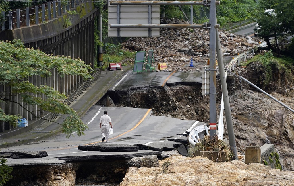 日本西南部豪雨重創熊本縣內道路。(共同社提供)