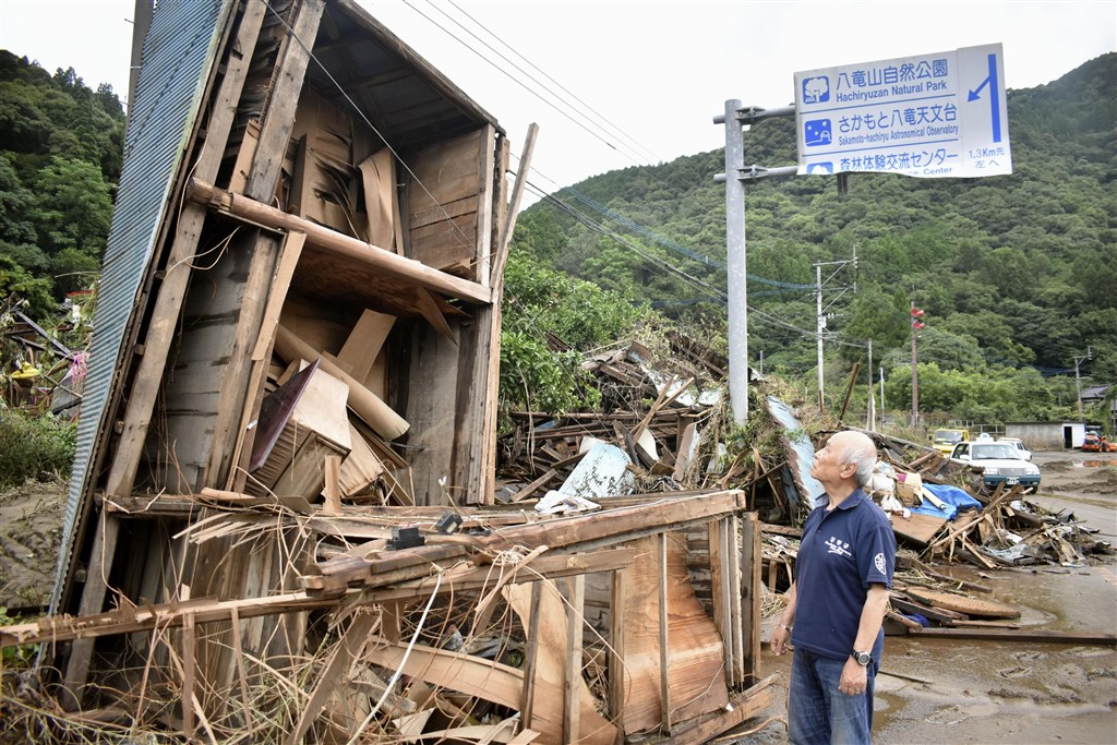 熊本災後民宅受創,民眾望家園興嘆。(共同社提供)