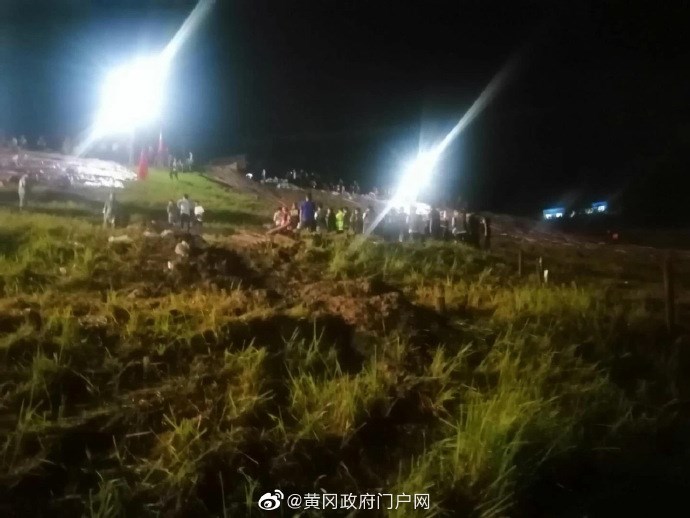 中國湖北黃岡市白洋河水庫水位陡升,6日突發壩體滑動變形險情,涉險面積約1000平方公尺,當局已轉移安置約2萬8858名民眾。(圖取自黃岡市政府官方微博)