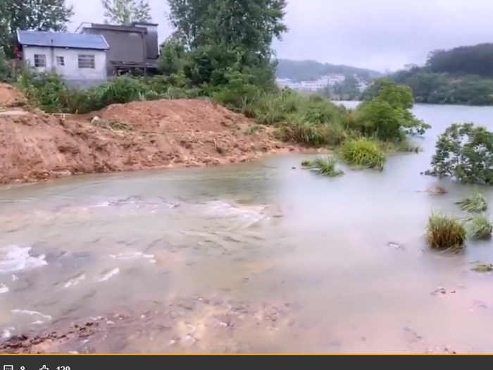 湖北省近期受持續強降雨影響,黃岡市白洋河水庫(圖)水位陡升,6日中午突發壩體滑動變形險情,涉險面積約1000平方公尺,當局已轉移安置約2萬8858名民眾。(圖取自湖北日報微博)