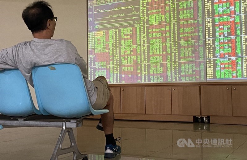 台股7日開高走低,指數終場收跌23.73點,高價股漲跌互見。(中央社檔案照片)