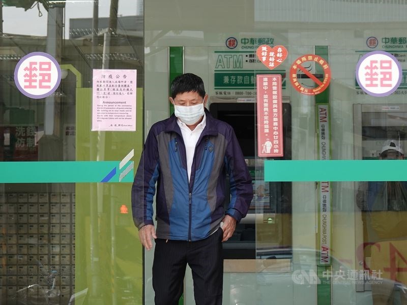 根據中華郵政規劃,預估每人份購領紙本振興三倍券所需時間約2.5分鐘。(中央社檔案照片)