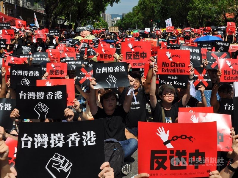 「港區國安法」實施細則生效,其中提及可要求台灣政治組織及其代理人提供涉港活動資料。陸委會批評,這形同極權政體無限擴權的思想審查。圖為2019年6月台灣民眾集會聲援香港。(中央社檔案照片)