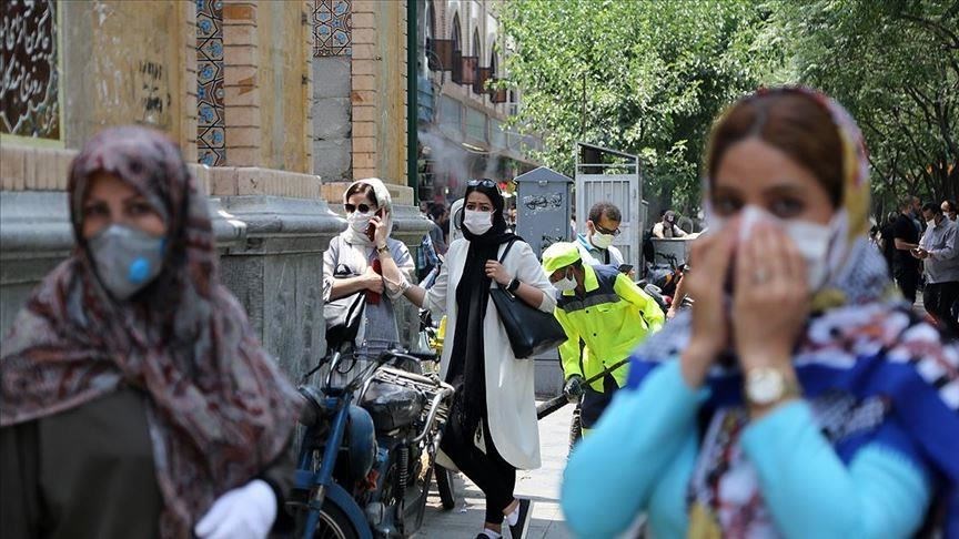 法新社彙整數據顯示,截至台灣7日晚間7時,全球至少53萬8326人死於武漢肺炎,確診逾1164萬5810例。圖為伊朗街頭民眾配戴口罩。(安納杜魯新聞社提供)