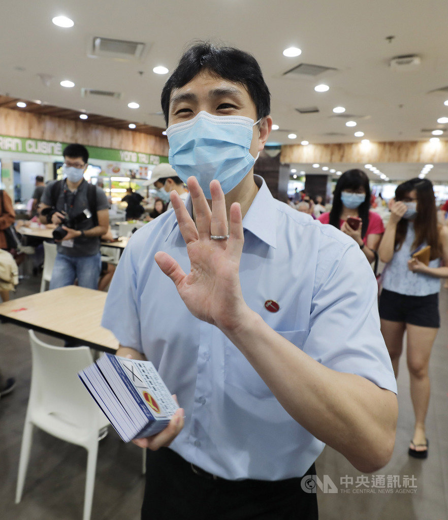 新加坡國會大選,社群平台成為對決主戰場,參選盛港集選區的工人黨團隊成員林志蔚在社群網路平台爆紅,圖為林志蔚7日走訪盛港集選區爭取選民支持。中央社記者黃自強新加坡攝 109年7月7日