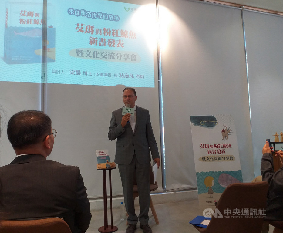 斯洛伐克駐台代表博塔文7日出席妻子梁晨的新譯作分享會,透露3年前抵台履新時,不相信梁晨能扭轉雙邊出版交流匱乏的局面。中央社記者陳韻聿攝 109年7月7日