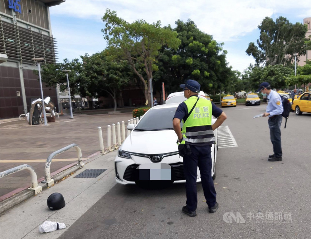 交通部公路總局新竹區監理所苗栗監理站表示,7日派員根據檢舉資料、可疑車號,會同警方到「白牌車」攬客違規營業熱點攔檢,當場查獲一名周姓男子駕駛白色自小客車,收費載送2名乘客,周男挨罰新台幣10萬元並被吊扣駕照、牌照。(苗栗監理站提供)中央社記者管瑞平傳真 109年7月7日