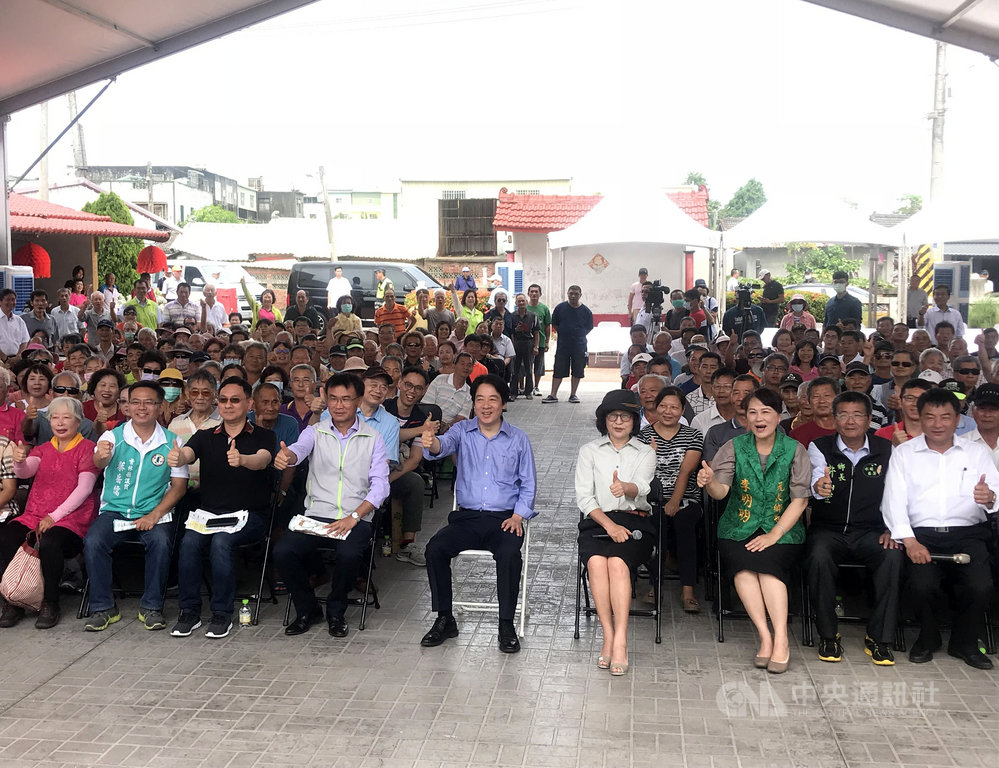 副總統賴清德(前排中)7日在民進黨立委蘇治芬(前排右4)陪同下,率同農委會主委陳吉仲(前排左4)到雲林縣北港鎮與農民座談,宣導農業政策與農業保險「3保1公道」,強調政府推動保險是要照顧農民。 中央社記者姜宜菁攝 109年7月7日