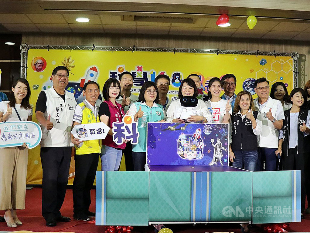 嘉義市「科學168教育博覽會」將於16日登場,今年主題「嘉香最科學」,讓大家從日常生活中的香氣尋找科學奧秘。市長黃敏惠(前左6)8日主持啟動記者會。中央社記者黃國芳攝 109年7月8日