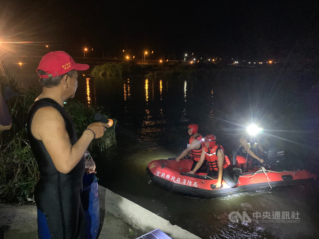 宜蘭一名82歲林姓老翁7日前往壯圍鄉捕魚後未歸,家屬報案協尋,經救難員搜救,8日上午在貓里霧罕橋下游堤防發現老翁遺體。(宜蘭縣消防局提供)中央社記者沈如峰宜蘭縣傳真 109年7月8日