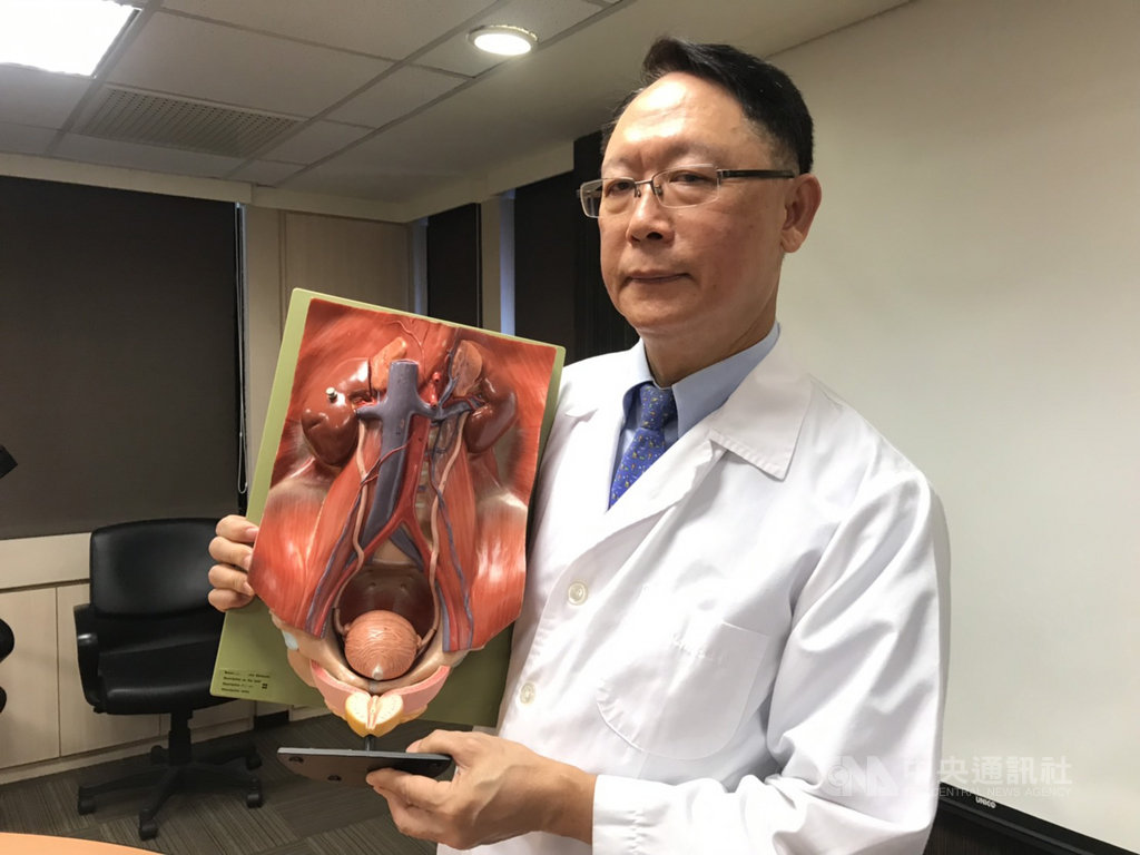 68歲熟男近期夜間常不自覺尿床,就醫時醫師發現他全身水腫且下腹隆起,檢查發現是攝護腺肥大導致嚴重尿滯留,尿液甚至逆流造成腎水腫,瀕臨腎衰竭。書田診所泌尿科主任醫師周固(圖)呼籲,民眾若有攝護腺肥大及糖尿病務必盡早就醫並定期追蹤。中央社記者張茗喧攝 109年7月8日