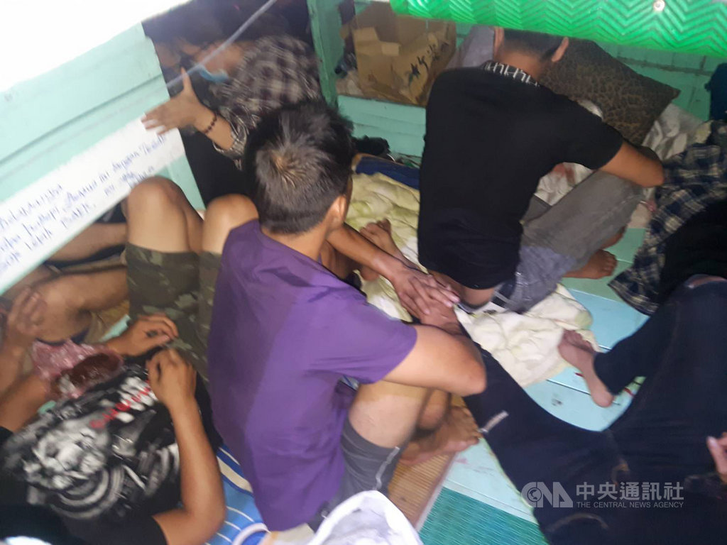 海巡署偵防分署高雄查緝隊日前掌握有偷渡集團載運越南籍人士偷渡來台,報請屏東地檢署偵辦,6日晚間會同雲林、台中、澎湖等多個查緝隊,在屏東外海10.4浬查獲國籍「瑞O成2號」漁船,查緝人員在臥艙內發現多名偷渡客。(民眾提供)中央社記者趙麗妍傳真 109年7月8日